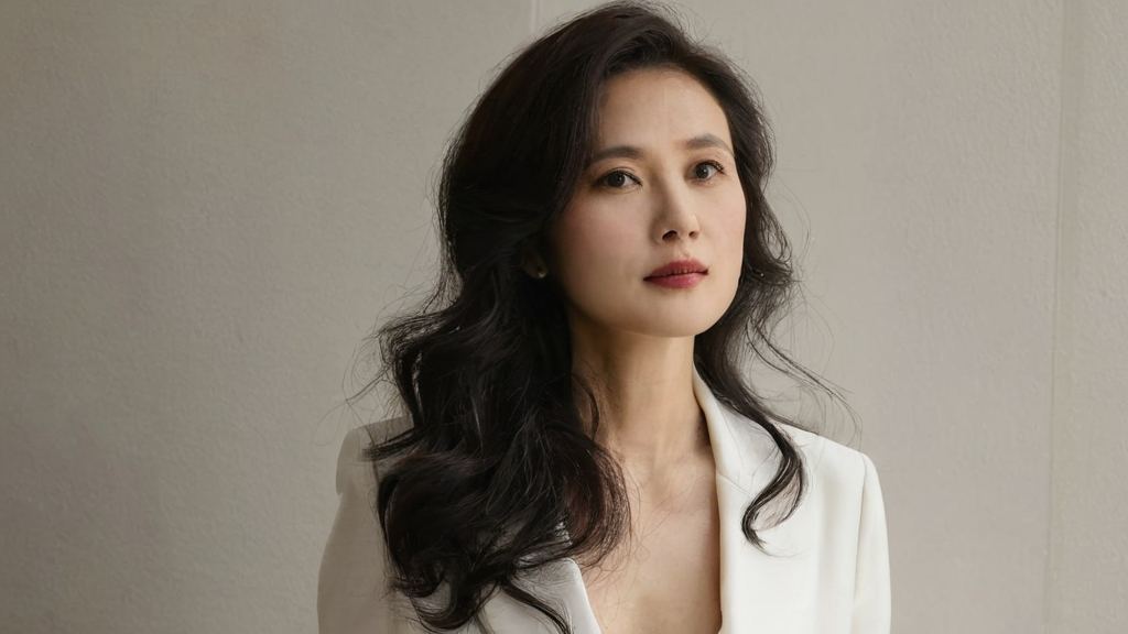 白鹿原上的国民媳妇遇上娱乐圈的普通男朋友，熟女女神与网红的甜蜜故事激起热议
